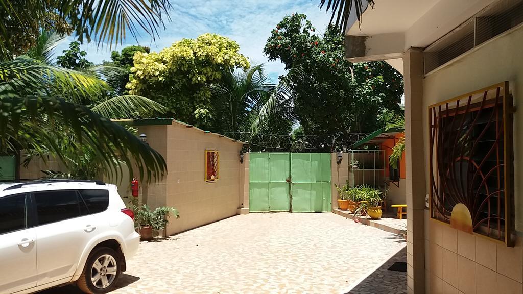 Busy Bee Apartments Kololi Exterior photo